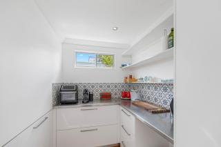 The Vibe Beach House - direct beach access, spa - 5