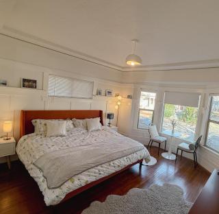 Bright, Modern & Artsy Space - 7