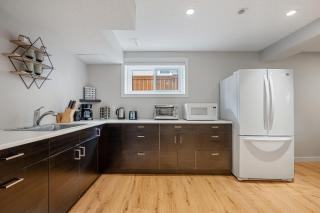 Cozy and Welcoming 2BR Basement Suite In The Heart of Calgary - 9