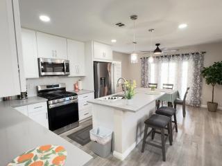 Pool House Newly Remodeled 3bed 3bath Near DT Summerlin and Red Rock - Las Vegas - 1