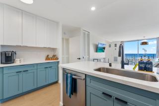 Oceanfront Renovated Getaway in Waikiki - 7