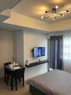 Condotel 1 Bedroom Across SM Aura - Manila - 6