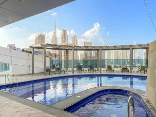 Elegant 2BR with Balcony and Burj Khalifa Skyline Views - Dubai - 9