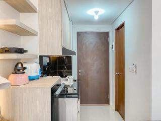 Warm and Restful Studio Transpark Juanda Bekasi Timur Apartment By Travelio - 2