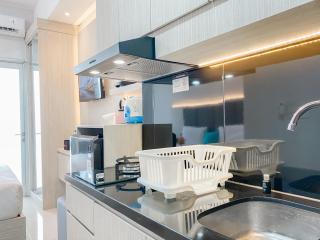 Warm and Restful Studio Transpark Juanda Bekasi Timur Apartment By Travelio - 1
