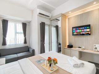 Warm and Restful Studio Transpark Juanda Bekasi Timur Apartment By Travelio - 7