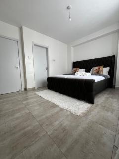 Elegant Private room in a 3BR Apartment along Ngong Road - Nairobi - 2