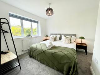 Brand NEW 4-bedroom detached house - 20-min walk to Gloucester Docks - Ample Parking - Superfast Wi-Fi - Long-stay rates! - Gloucester - 7