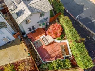 Riverview Haven with Soothing Waterfall Hot Tub - Vallejo - 9