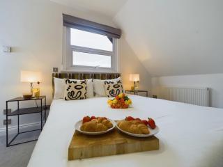 Westcliff apartment with free parking - 0