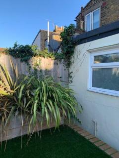 3 Bed Family House Free Parking - 2