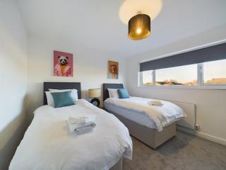 Sleek and Spacious in The Park - - 4