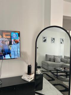 Secret Serenity - Modern, Stylish & Comfy 2 Bedroom Apartment With Workspace, Secure Parking, CCTV, Swimming Pool, Gym, And City Views in Nairobi - 9