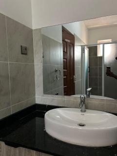 Secret Serenity - Modern, Stylish & Comfy 2 Bedroom Apartment With Workspace, Secure Parking, CCTV, Swimming Pool, Gym, And City Views in Nairobi - 8