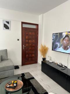 Secret Serenity - Modern, Stylish & Comfy 2 Bedroom Apartment With Workspace, Secure Parking, CCTV, Swimming Pool, Gym, And City Views in Nairobi - 7