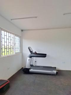 Secret Serenity - Modern, Stylish & Comfy 2 Bedroom Apartment With Workspace, Secure Parking, CCTV, Swimming Pool, Gym, And City Views in Nairobi - 6