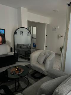 Secret Serenity - Modern, Stylish & Comfy 2 Bedroom Apartment With Workspace, Secure Parking, CCTV, Swimming Pool, Gym, And City Views in Nairobi - 5