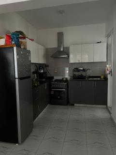 Secret Serenity - Modern, Stylish & Comfy 2 Bedroom Apartment With Workspace, Secure Parking, CCTV, Swimming Pool, Gym, And City Views in Nairobi - 3