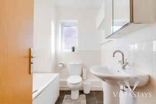 Modern 4 Bed near Manchester City Centre with Pool Table and Free Parking by Vista Stays Short Lets - Manchester - 9