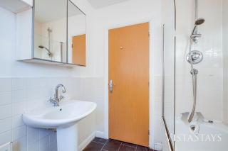 Modern 4 Bed near Manchester City Centre with Pool Table and Free Parking by Vista Stays Short Lets - Manchester - 5