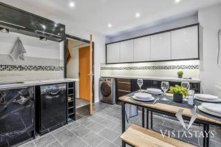 Modern 4 Bed near Manchester City Centre with Pool Table and Free Parking by Vista Stays Short Lets - Manchester - 2