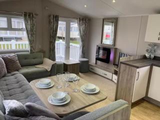 Caravan-Sleep8-HotTub-FreeP-Balcony-FamilyFriendly - Lincoln - 0
