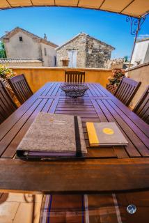 Maison en pierre avec bassin - 2