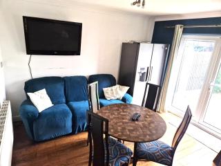 Lovely 4 bed house with patio & bbq - 6