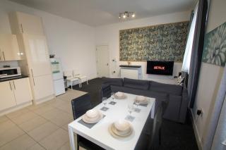 Ideal for groups - 2 Bedroom Apartment - Free Parking, Transit links, Close to Stadiums - 8