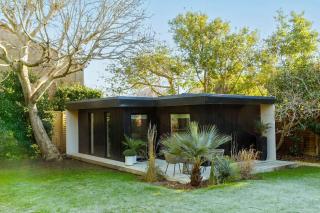 Stylish 4 Bed Home close to beach - 6