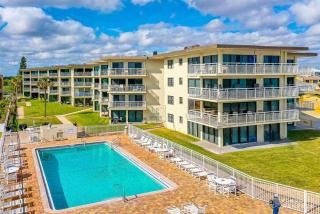 Beachfront 4th Floor Condo with Spectacular Beach & Ocean Views and Pool! - 2