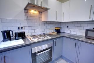 6 Bed Manchester Home Sleeps 18 Free Parking - 4
