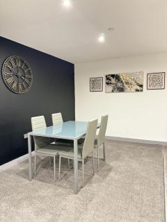 Two Bedroom Flat by Brookland Stays Serviced Accommodation Short Lets Leeds with Free WiFi - Yeadon - 4