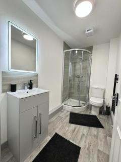 Two Bedroom Flat by Brookland Stays Serviced Accommodation Short Lets Leeds with Free WiFi - 1