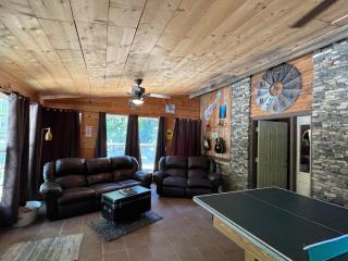 Rustic Mountaintop Cabin on small farm xx - - 0