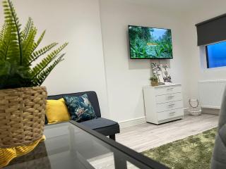 Stylish Ealing Apt -Near Tube - Ideal For Family&Group Stay - Londra - 8