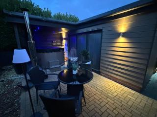 Sheffield-Apartment-Sleeps4-Parking-HotTub - 7
