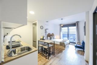 Elegant Studio with Private Terrace by RentitUP - 2