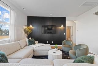 Luxury 5BR Home Near Beaches & Downtown Wilmington - - 2