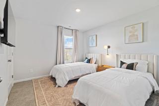 Luxury 5BR Home Near Beaches & Downtown Wilmington - - 6