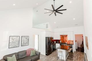 Sojourn 2 BR Steps to the Beach Sleeps 4 - 7