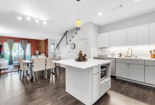 Crystal Flats King Bed Pool Fitness Center Dog Park Wellness Center BBQ - 4