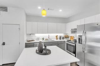 Crystal Flats King Bed Pool Fitness Center Dog Park Wellness Center BBQ - 1