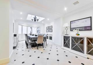 Exclusive Knightsbridge Townhouse with Parking - 7