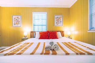 Pensacola Cottage - King Bed - Mins from Beaches & Downtown - Pensacola - 2