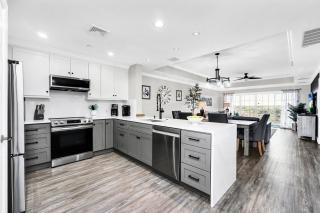 Beautifully Renovated 3 Bedroom Condo6567 - 7