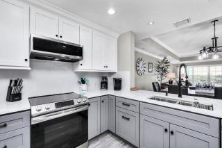 Beautifully Renovated 3 Bedroom Condo6567 - 6