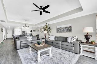 Beautifully Renovated 3 Bedroom Condo6567 - 1