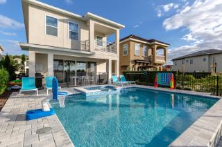 Elegant 6 Bedroom Oasis in Orlando6570 - 7