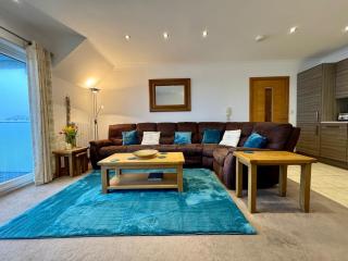 2 Y Bae -Top Floor-2 Bed - Lift and Pet friendly - 3